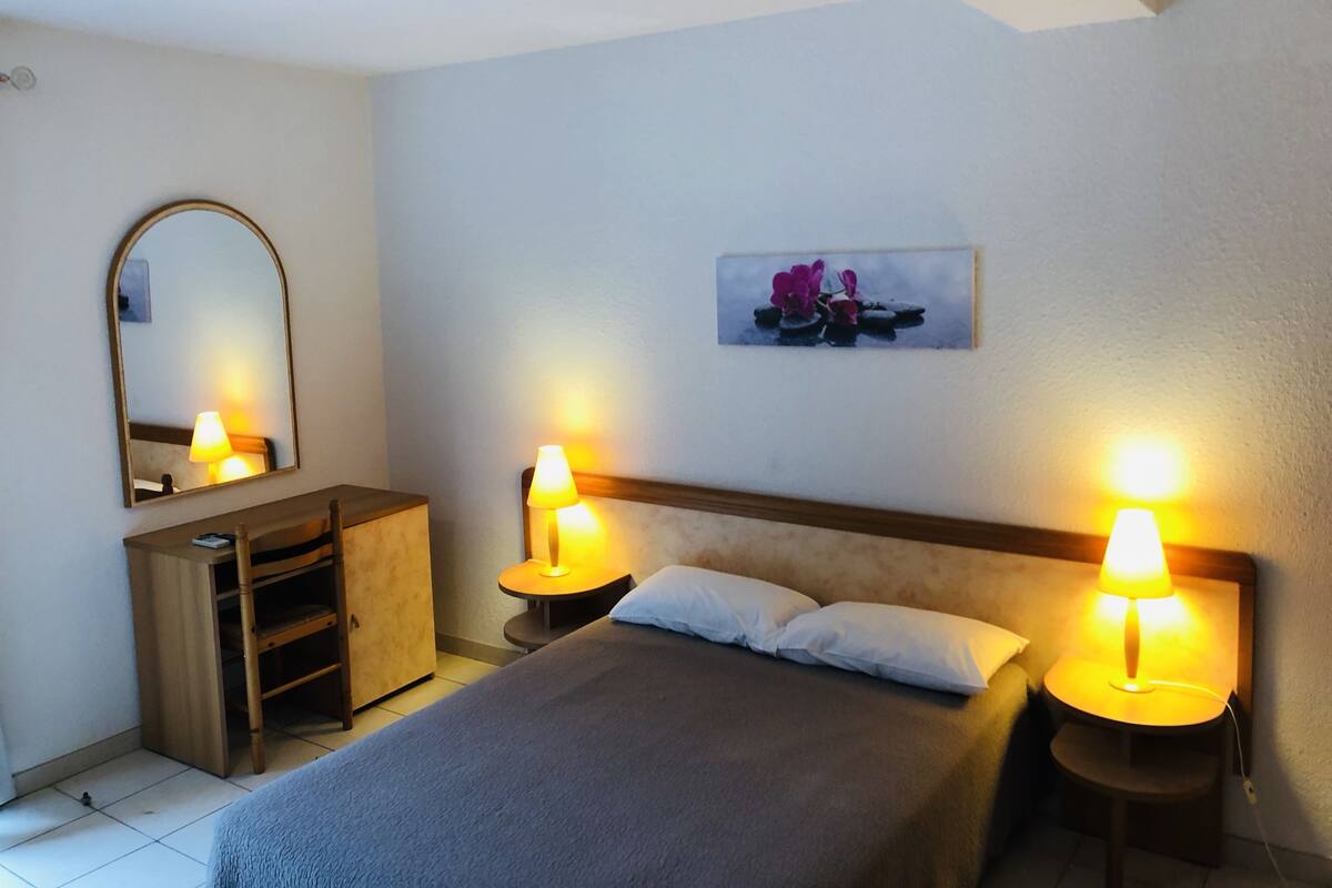 Studio | Premium bedding, desk, blackout drapes, rollaway beds (surcharge)