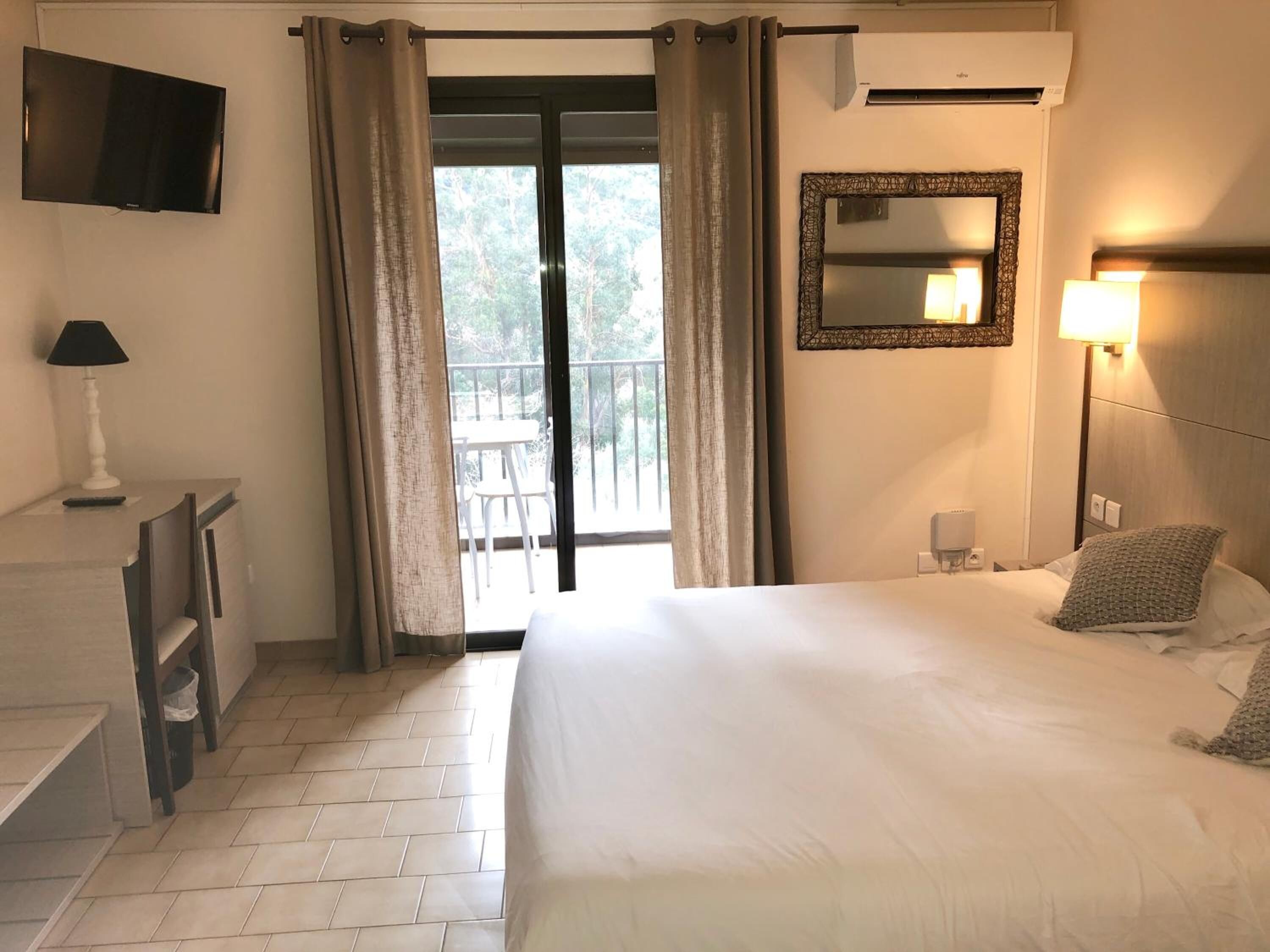 premium bedding, desk, blackout curtains, rollaway beds