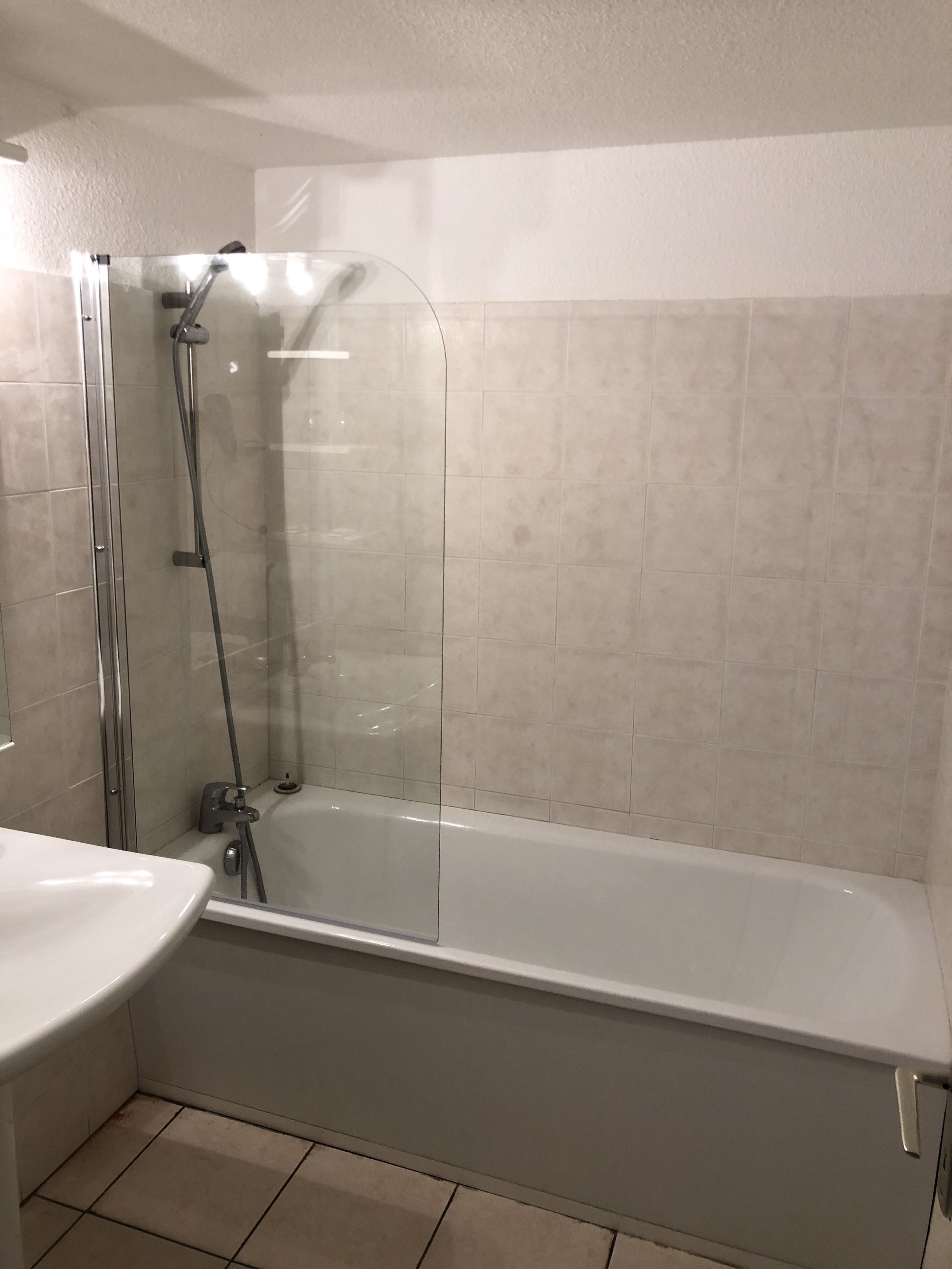 Een badkamer met een douchecabine, een ligbad en een wastafel.