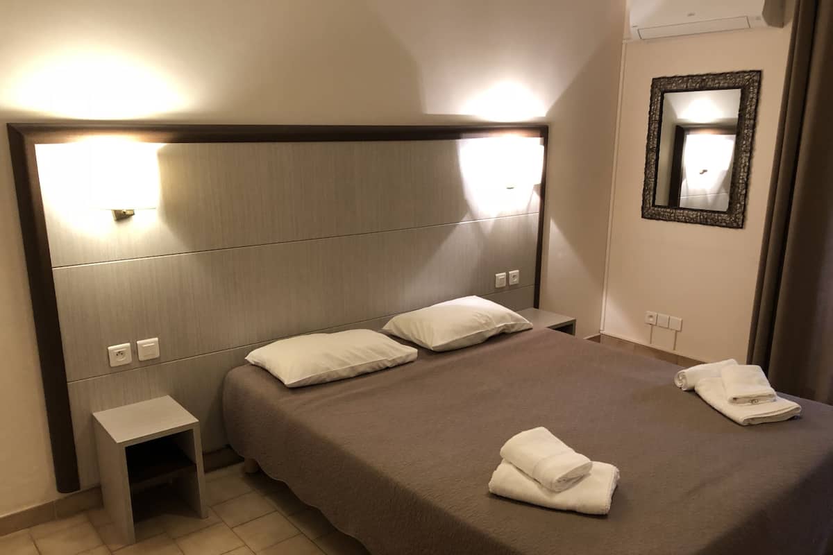 Family Room | Premium bedding, desk, blackout drapes, rollaway beds (surcharge)