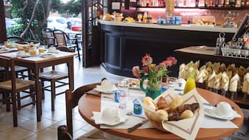 Frokostbuffé hver dag (EUR 9.00 per person)