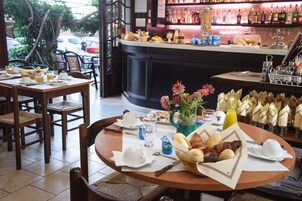 Café da manhã com buffet todos os dias (EUR 9.00 por pessoa) 
