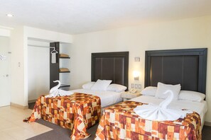 Standaard kamer, 2 tweepersoonsbedden | Een strijkplank/strijkijzer, gratis wifi, beddengoed