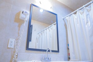 标准房, 1 张双人床 | 浴室 | 淋浴设施、免费洗浴用品、吹风机、毛巾