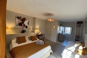 Quarto triplo (Rouge) | Roupas de cama premium, escrivaninha, cortinas blackout