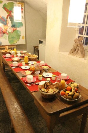 Café da manhã continental todos os dias (EUR 8 por pessoa) 