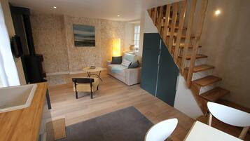 Cottage tiện nghi đơn giản | Phòng khách | TV màn hình phẳng 42-inch có truyền hình vệ tinh, TV