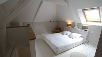 Cottage tiện nghi đơn giản | Bộ đồ giường cao cấp, bàn, màn/rèm cản sáng, phòng cách âm