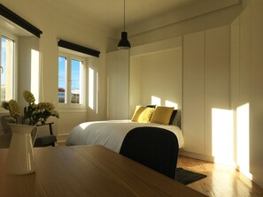 Estudio romántico, 1 cama doble, accesible para personas con discapacidad, vistas a la ciudad | Escritorio, cortinas opacas, sistema de insonorización y cunas gratuitas