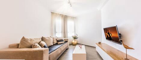 Apartamento premium, 1 quarto, sacada, vista para o lago | 1 quarto, escrivaninha, espaço de trabalho para notebook