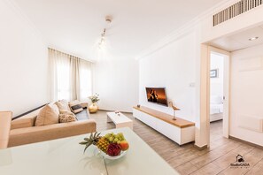 Premium-Apartment, 1 Schlafzimmer, Balkon, Seeblick | 1 Schlafzimmer, Schreibtisch, laptopgeeigneter Arbeitsplatz