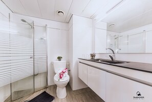 Premium appartement, 1 slaapkamer, balkon, uitzicht op meer | 1 slaapkamer, een bureau, een laptopwerkplek, verduisterende gordijnen