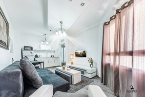 Exclusive-sviitti, parveke, järvinäköala | 1 makuuhuone, työpöytä, kannettavalle tietokoneelle sopiva työtila