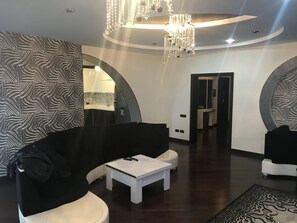 Luxury Apartment, 2 Bedrooms, City View | Living room