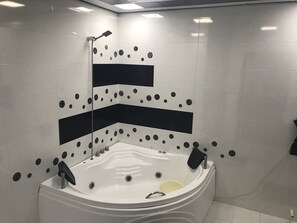 Luxe appartement, 2 slaapkamers, uitzicht op de stad | Bubbelbad