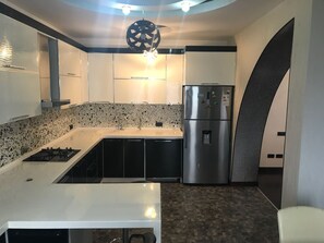 럭셔리 아파트, 침실 2개, 시내 전망 | 전용 주방 | 냉장고, 전자레인지, 오븐, 쿡탑