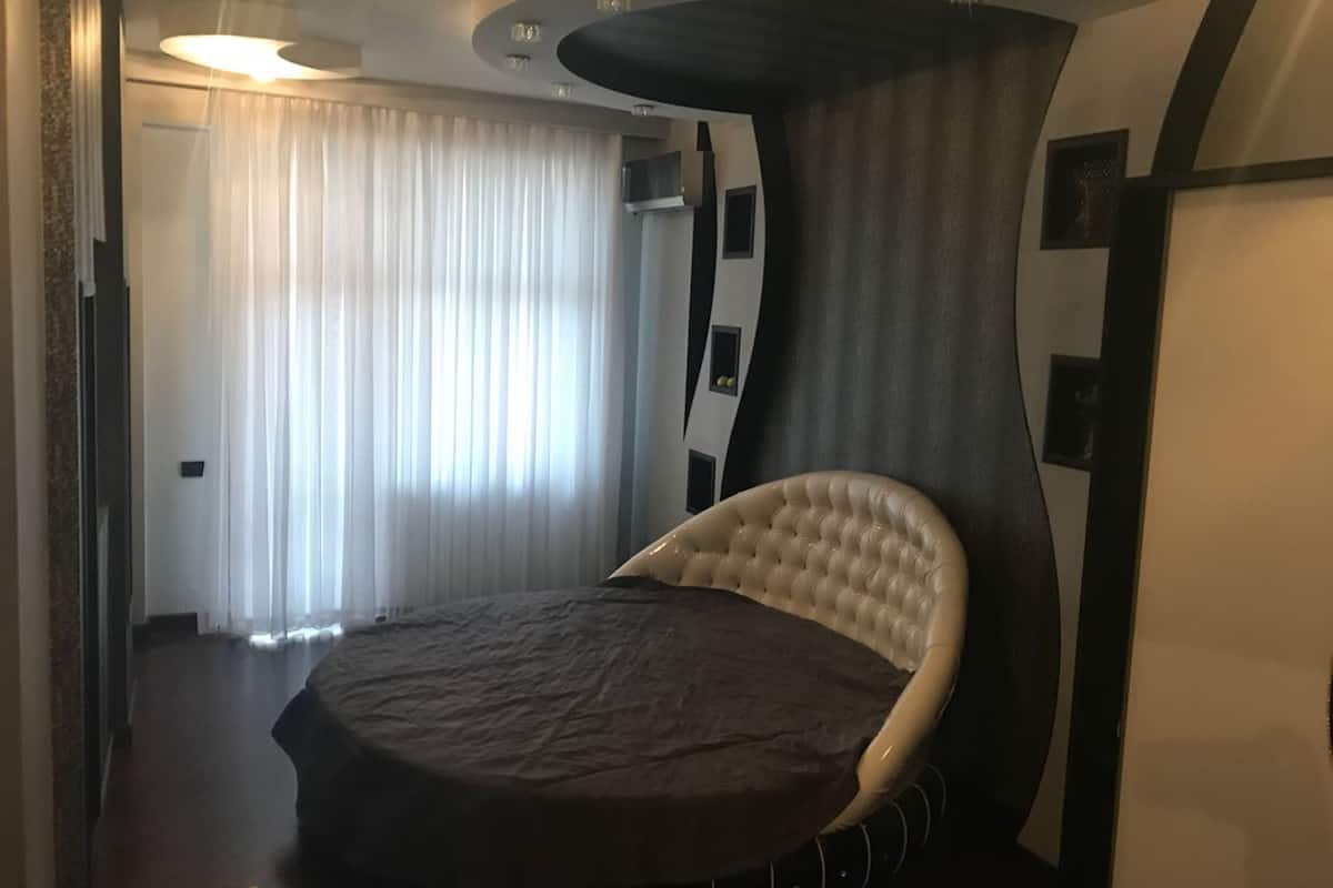 2 bedrooms, premium bedding, desk, iron/ironing board
