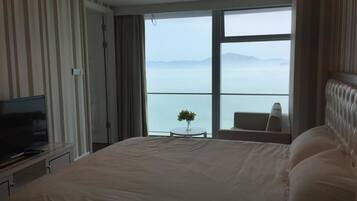 Senior-Zimmer | Schreibtisch, Verdunkelungsvorhänge, Bügeleisen/Bügelbrett