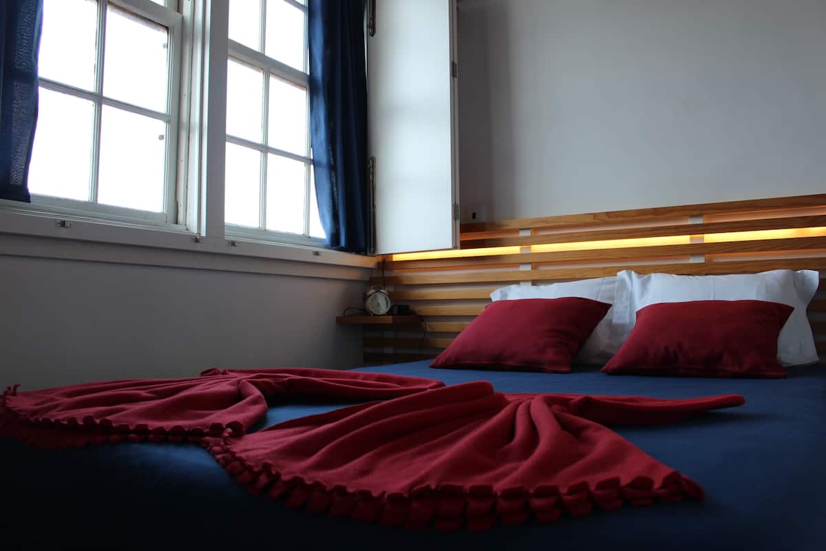 Habitación doble superior, 1 cama matrimonial, vista a la ciudad | Sala de estar | Televisión de pantalla plana