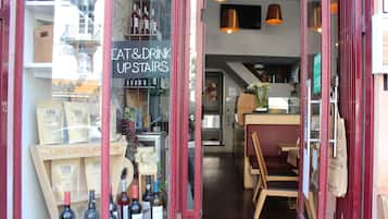 Bar (en el alojamiento)