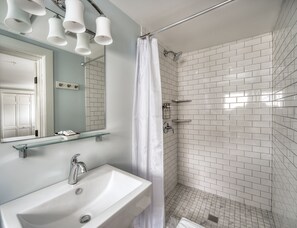 Standard Room, 1 King Bed, Allergy Friendly (9) | 욕실 | 고급 세면용품, 헤어드라이어, 타월, 비누