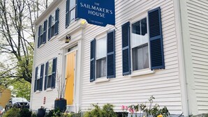 A two-story building with a sign reading "The Sailmaker's House" and a "NO VACANCY" notice. - The Sailmaker's House (Portsmouth)
