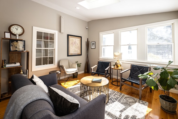 54-inch flat-screen TV with cable channels, TV, Netflix - The Sailmaker's House (Portsmouth)