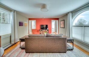 Deluxe Suite, 1 Bedroom, Balcony (8) | Salle de séjour | Télévision à écran plat, Netflix, station d'accueil iPod, livres