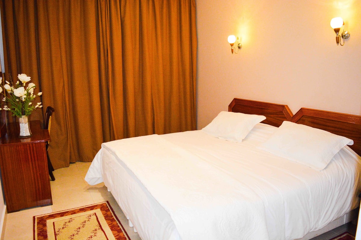 Single Room | Decoración personalizada, muebles diferentes y escritorio