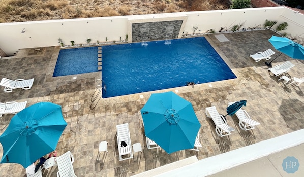 Außenpool, geöffnet von 10:30 Uhr bis 20:00 Uhr, Sonnenschirme