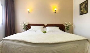 Habitación con 1 cama matrimonial o 2 individuales | Decoración personalizada, muebles diferentes y escritorio 