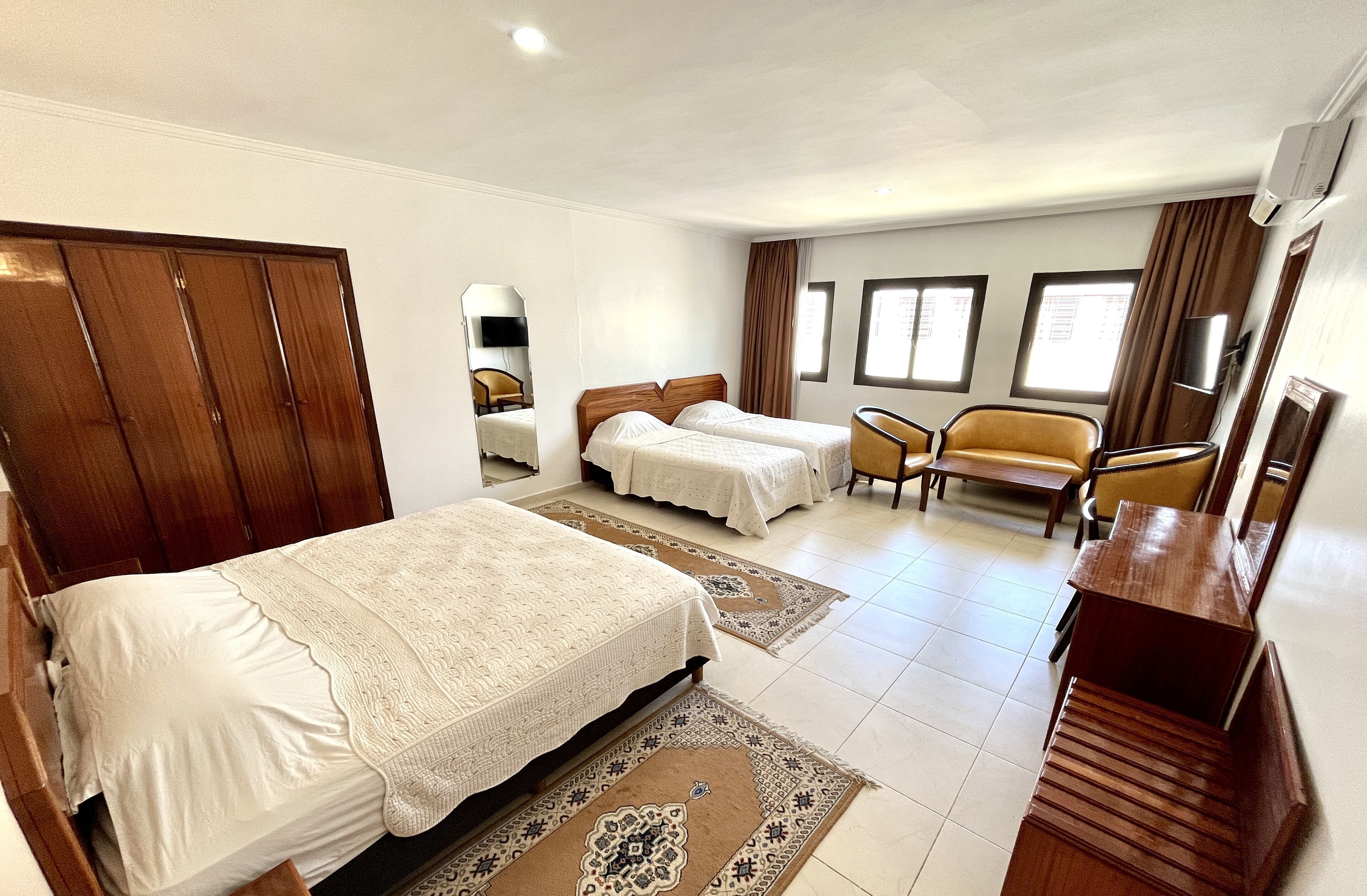 Decoración personalizada, muebles diferentes y escritorio 
