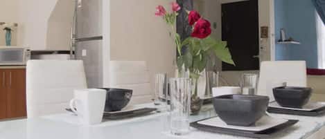 Casa família, várias camas | Opções para refeição no quarto