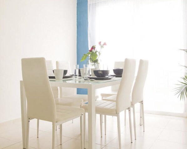 Maison familiale, Plusieurs lits | Repas dans la chambre