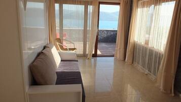 Suite, 1 Schlafzimmer, Meerblick | Wohnbereich | LCD-Fernseher