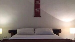 A hotel room with a bed, two bedside lamps, and a wall-mounted sign with Chinese characters. - Hacienda San José 647 by Sinbad (Playa del Carmen)