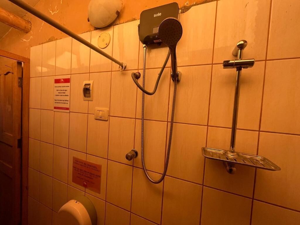 Ducha, artículos de tocador gratuitos, toallas