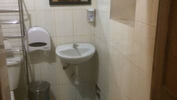 Chuveiro, produtos de toalete grátis, toalhas de banho