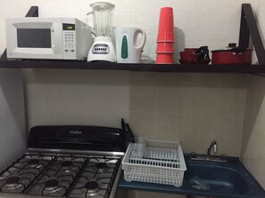 Departamento Confort, varias camas | Cocina privada | Refrigerador con congelador, microondas, horno y parrilla de estufa 