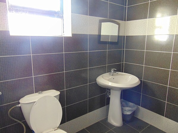 Gratis toiletartikler, hårtørrer, bidet, håndklæder