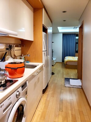 Room | Premium bedding, soundproofing, iron/ironing board, rollaway beds - Khan Residence (Seoul)