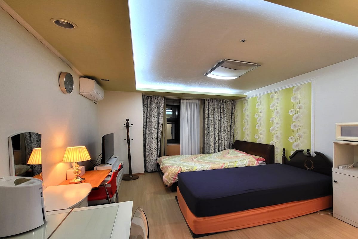 Studio | Luxe beddengoed, geluiddichte muren, een strijkplank/strijkijzer