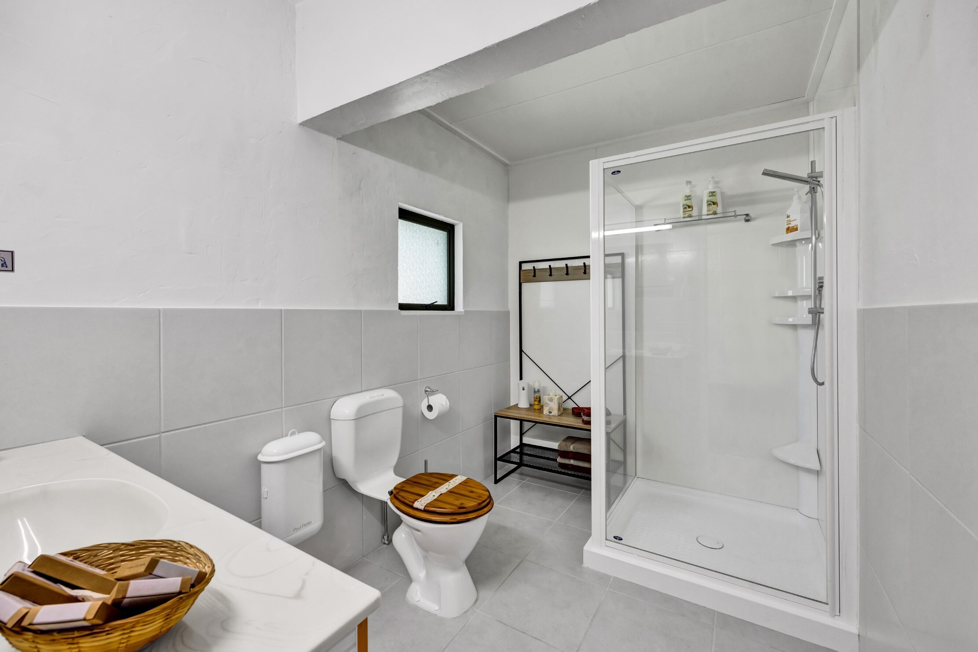 Habitación, varias camas, chimenea, vistas al jardín (Serengeti) | Baño | Ducha y cabezal de ducha tipo lluvia