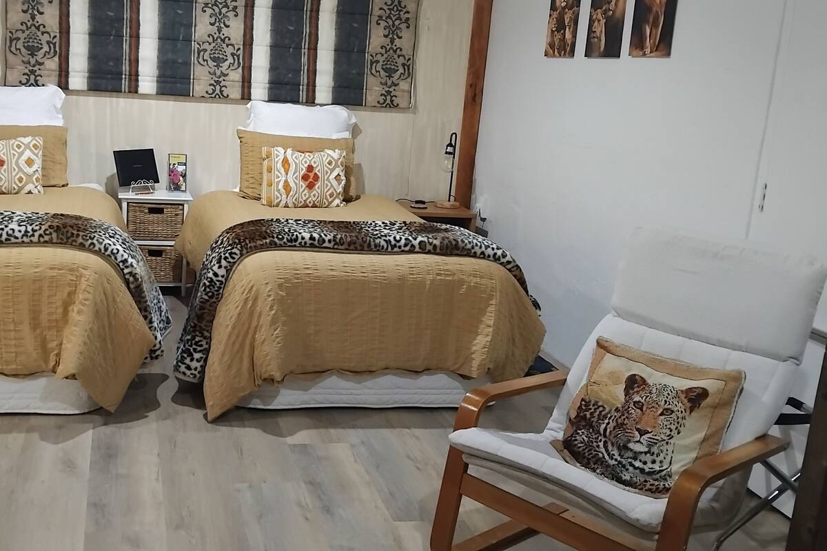 Rom – signature, flere senger, peis, hageutsikt (The Wild Cats Room) | Sengetøy av topp kvalitet, minibar og skrivebord