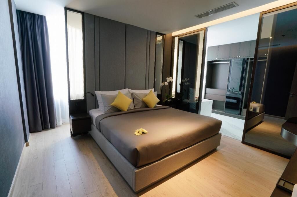 มินิบาร์, ตู้นิรภัยในห้องพัก, โต๊ะทำงาน, ผ้าม่านกันแสง