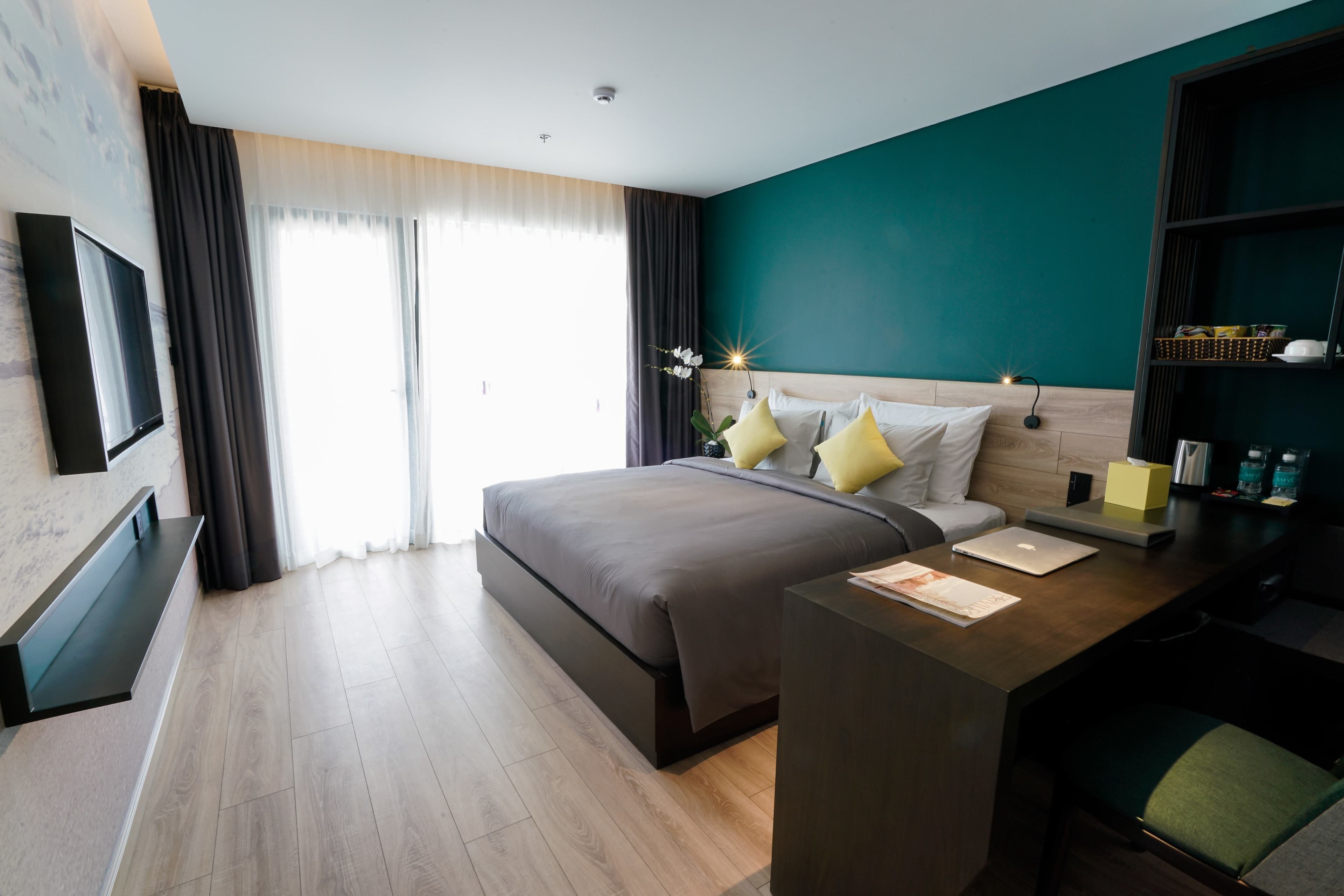 Bar mini, peti besi dalam bilik, meja, langsir/tirai gelap terus 