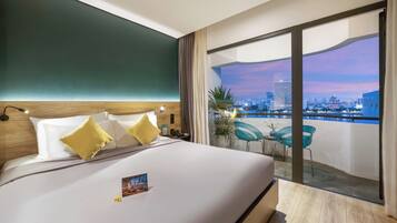 Kamar Double Premier, balkon, pemandangan sungai | 1 kamar tidur, minibar, brankas, dan meja kerja