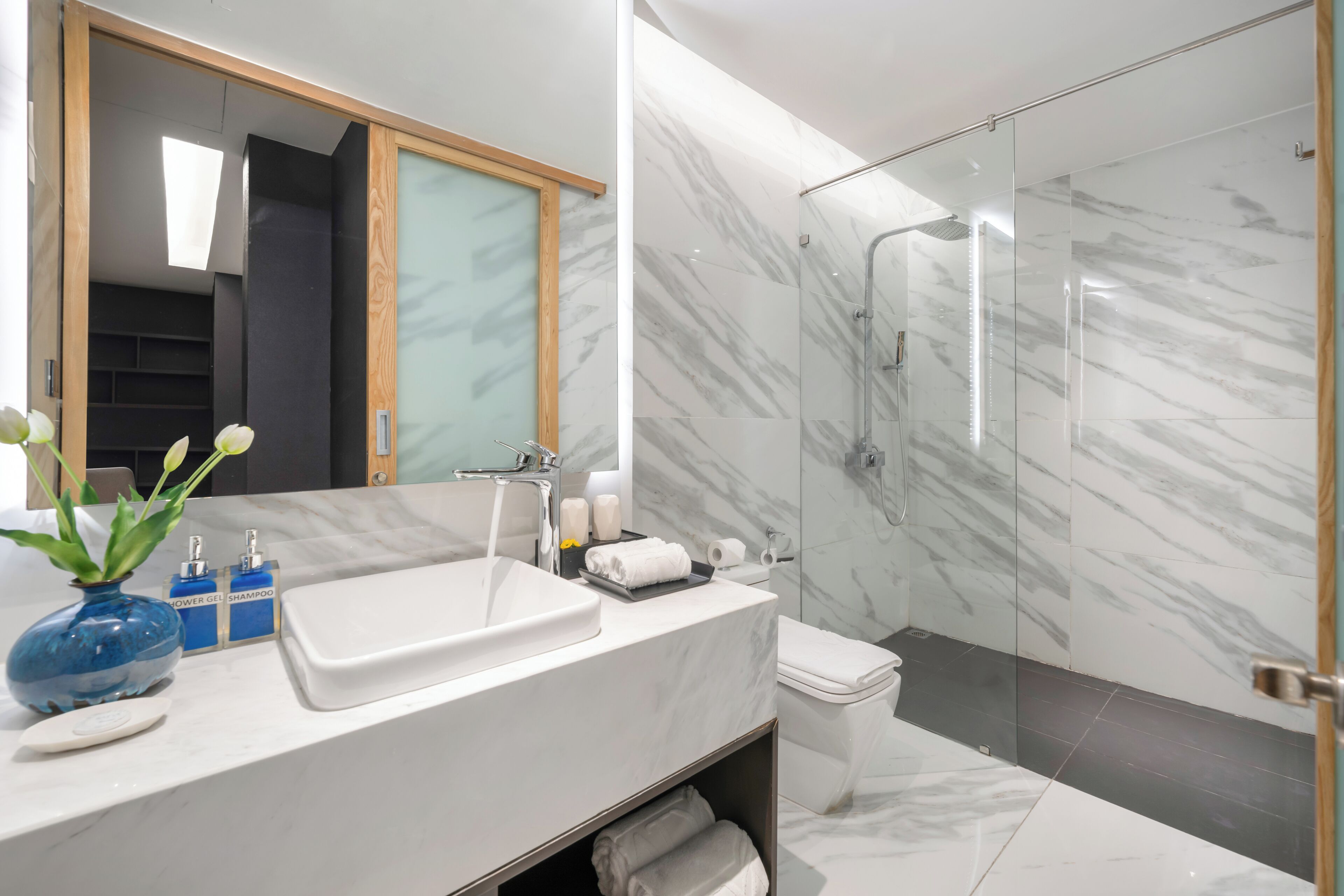 satya penthouse river view | bathroom | shower, rainfall showerhead, free toiletries, hair dryer