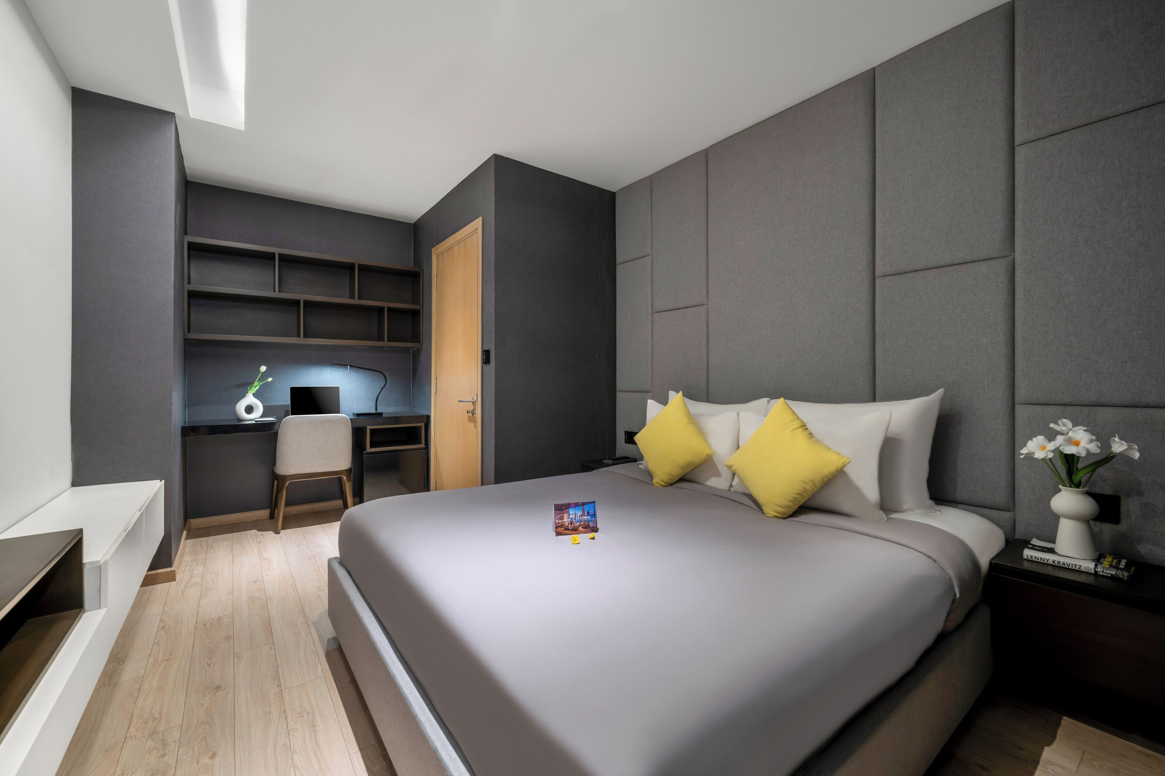 Une chambre moderne avec un grand lit, un bureau et une chaise.