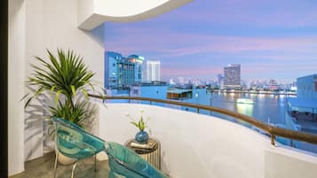 Premier Double Balcony Partial River View | Quang cảnh thành phố